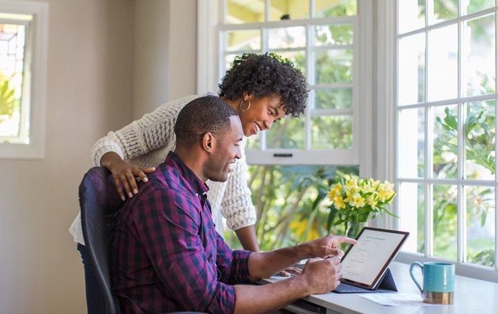 MemberAdvantage couple looking at laptop