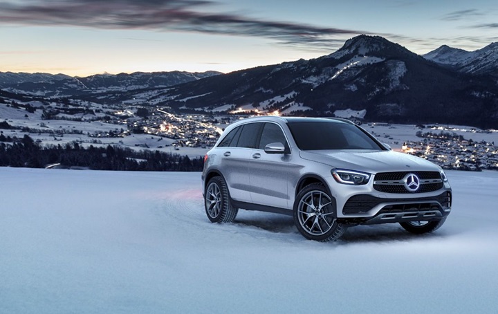 MemberAdvantage Mercedes-Benz parked on a snowy mountain